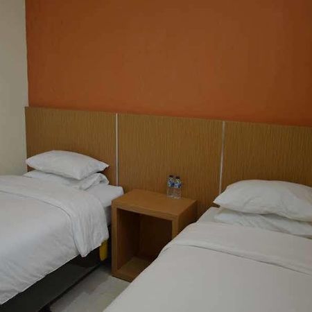 Oyo 1631 Aristo Home Makassar Exterior photo